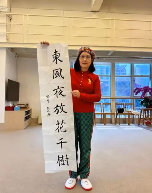 出雙入對!75歲TVB台柱攜老公馬來登台,名牌情侶裝出動價值近2萬