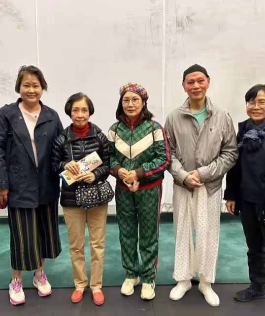 出雙入對!75歲TVB台柱攜老公馬來登台,名牌情侶裝出動價值近2萬