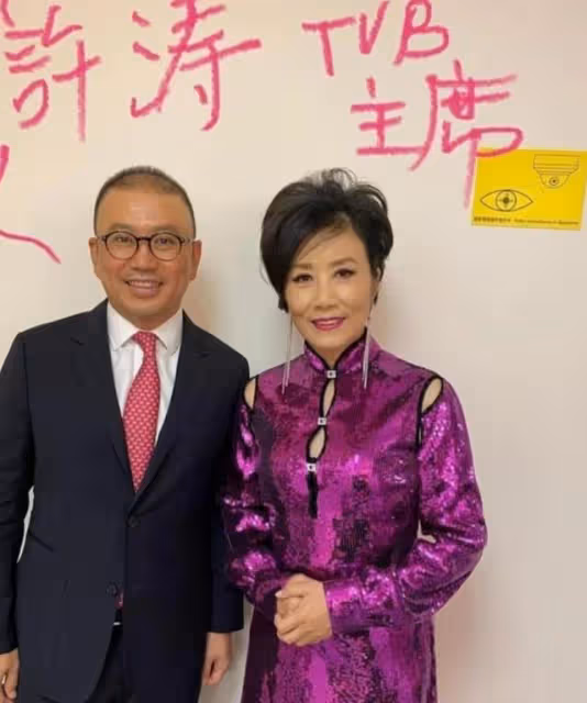 出雙入對!75歲TVB台柱攜老公馬來登台,名牌情侶裝出動價值近2萬