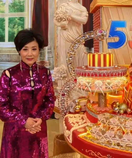 出雙入對!75歲TVB台柱攜老公馬來登台,名牌情侶裝出動價值近2萬