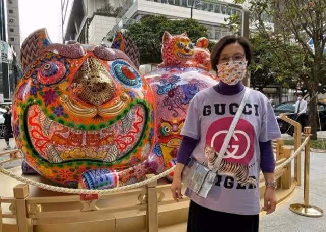 出雙入對!75歲TVB台柱攜老公馬來登台,名牌情侶裝出動價值近2萬