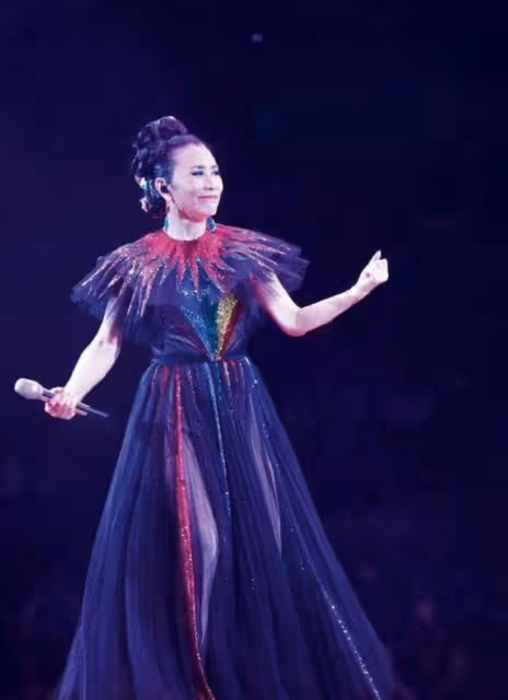 出雙入對!75歲TVB台柱攜老公馬來登台,名牌情侶裝出動價值近2萬