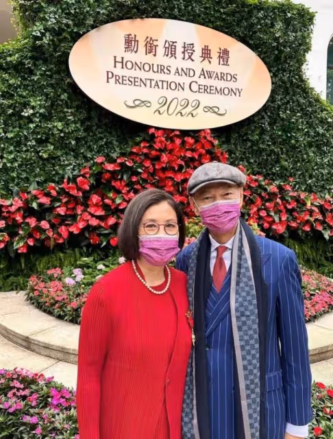 出雙入對!75歲TVB台柱攜老公馬來登台,名牌情侶裝出動價值近2萬
