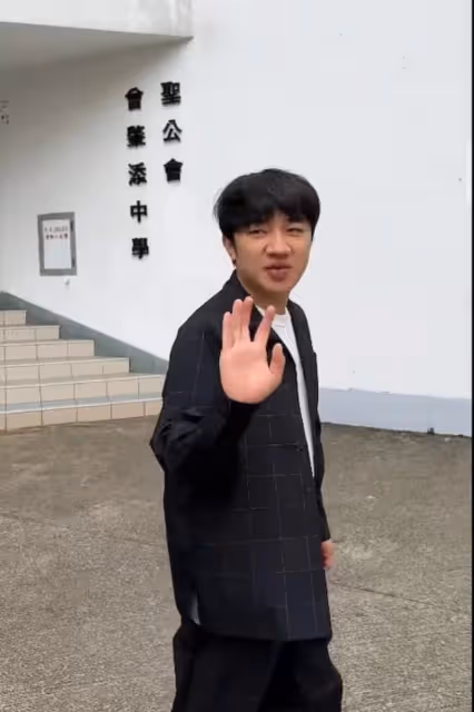 一改低調作風!王祖藍開百萬跑車回母校,近年在內地賺得盆滿缽滿