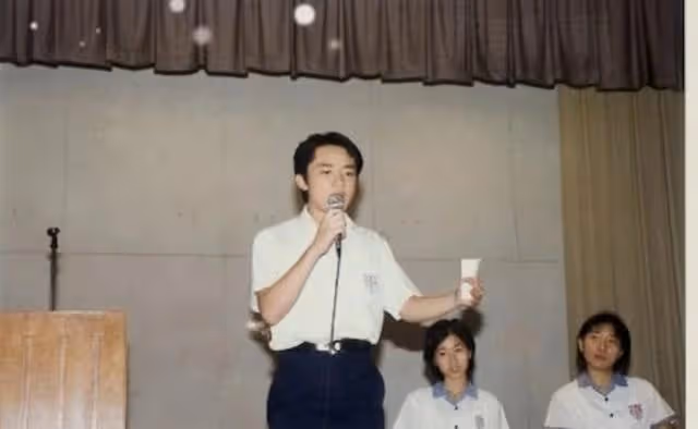 一改低調作風!王祖藍開百萬跑車回母校,近年在內地賺得盆滿缽滿