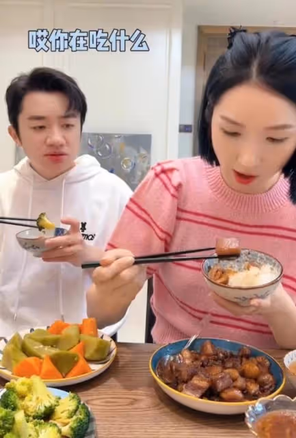 一改低調作風!王祖藍開百萬跑車回母校,近年在內地賺得盆滿缽滿