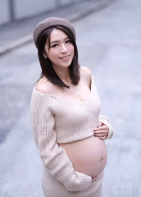 挺巨肚做豐胸療程！TVB小花懷二胎擔心胸部走樣，但仍堅持喂人奶