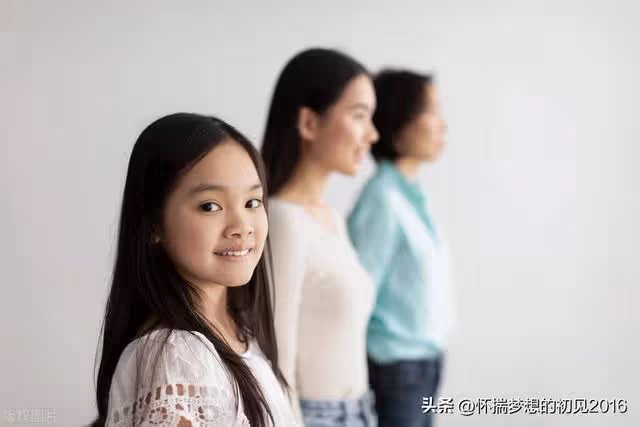 奶奶撫養我,叔伯們拒絕贍養她,十年後,爭著搶著接奶奶去他們家