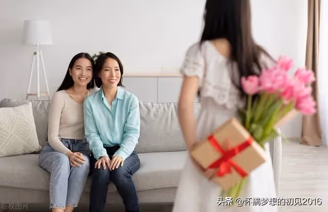 奶奶撫養我,叔伯們拒絕贍養她,十年後,爭著搶著接奶奶去他們家