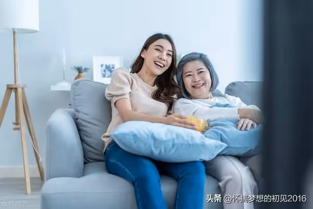 奶奶撫養我,叔伯們拒絕贍養她,十年後,爭著搶著接奶奶去他們家