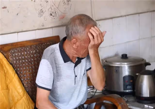 父親生病,我帶十萬存款趕回,病房外聽到父母談話,我決意離開