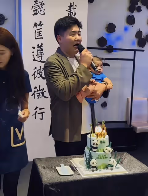 51歲閆學晶現身孫子百日宴,穿萬元上衣笑容慈愛,寶寶從小被富養