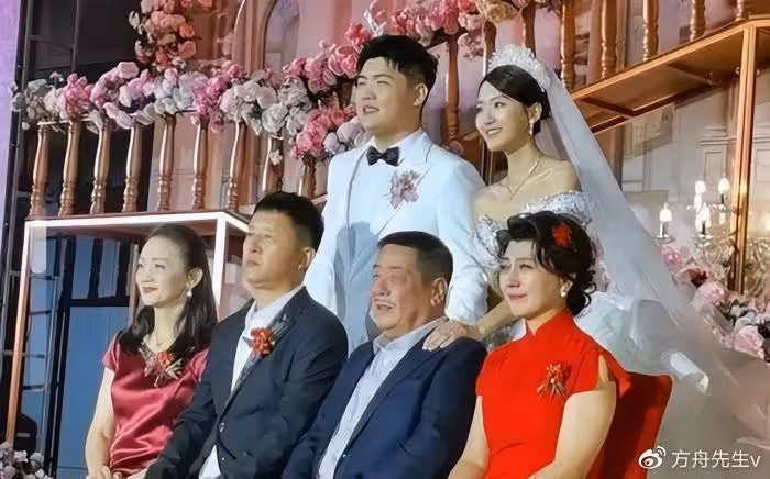 51歲閆學晶現身孫子百日宴,穿萬元上衣笑容慈愛,寶寶從小被富養