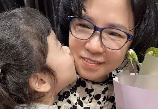 賈靜雯不受徐懷鈺影響,攜女兒過母親節,70歲媽媽抗癌弟媳齊出鏡
