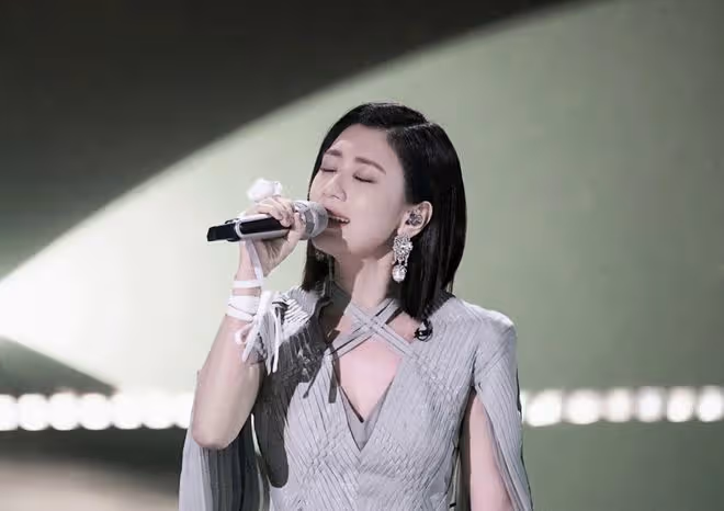 賈靜雯不受徐懷鈺影響,攜女兒過母親節,70歲媽媽抗癌弟媳齊出鏡
