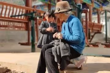 看護突然辭職!「讓他們全家三口住進來」管吃管住 「82歲臥床父現況曝」比住養老院強百倍