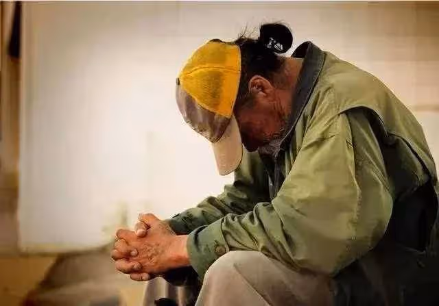 70歲父親去世當天「媽媽依舊去跳廣場舞」並歎「終於自由了,一點都不傷心」女兒責問:他欠債養小三!