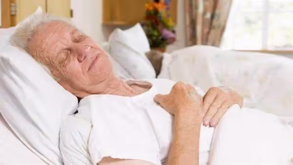 70歲父親去世當天「媽媽依舊去跳廣場舞」並歎「終於自由了,一點都不傷心」女兒責問:他欠債養小三!