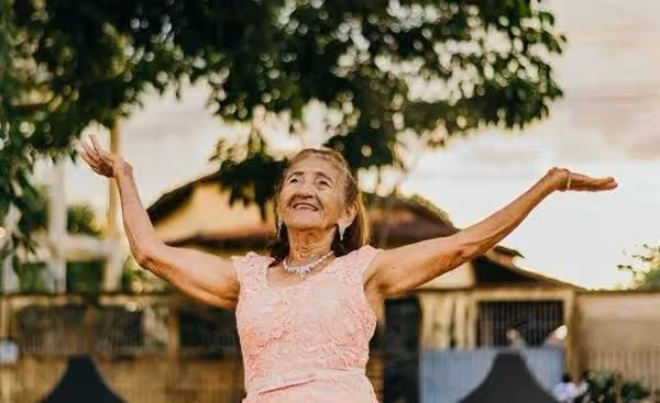 70歲父親去世當天「媽媽依舊去跳廣場舞」並歎「終於自由了,一點都不傷心」女兒責問:他欠債養小三!