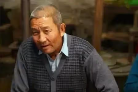 家有三兄妹都是我照顧娘家,娘家拆遷得五套房「我們一套,兄弟各兩套」心寒離開,弟遞我紙袋打開釋懷了