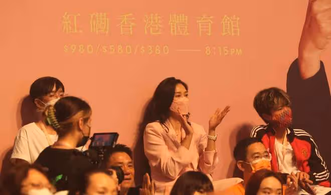 李克勤開演唱會收粉絲紅包，毫不客氣稱是美德！妻子帶倆兒子現身