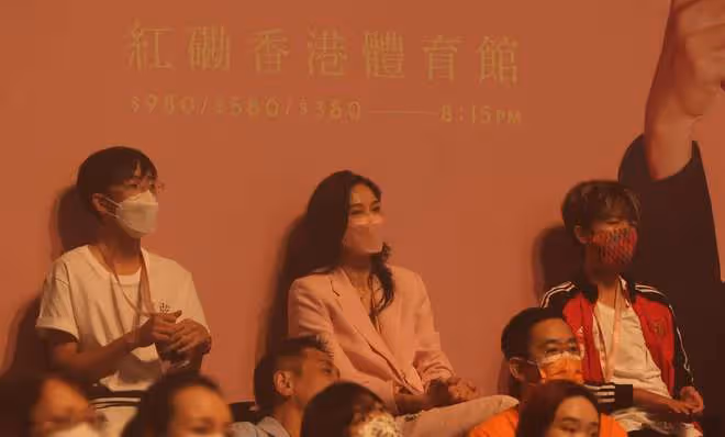 李克勤開演唱會收粉絲紅包，毫不客氣稱是美德！妻子帶倆兒子現身