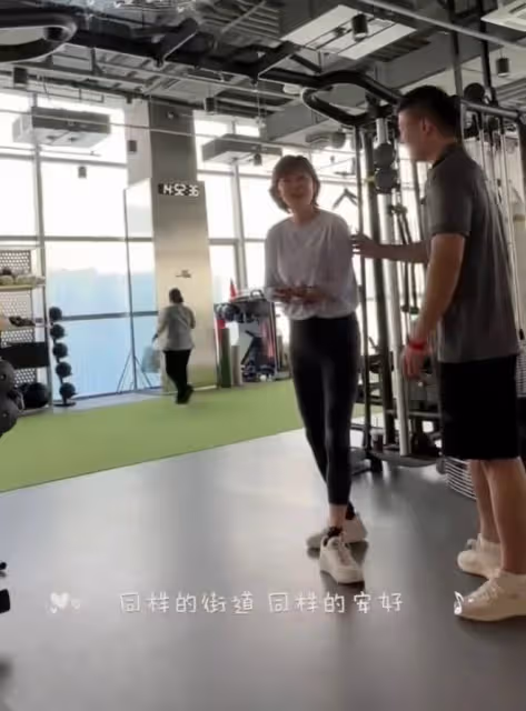50歲牛莉健身房健身,與教練眼神曖昧,被男教練摸遍全身引熱議
