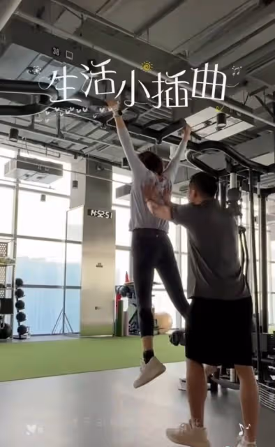 50歲牛莉健身房健身,與教練眼神曖昧,被男教練摸遍全身引熱議