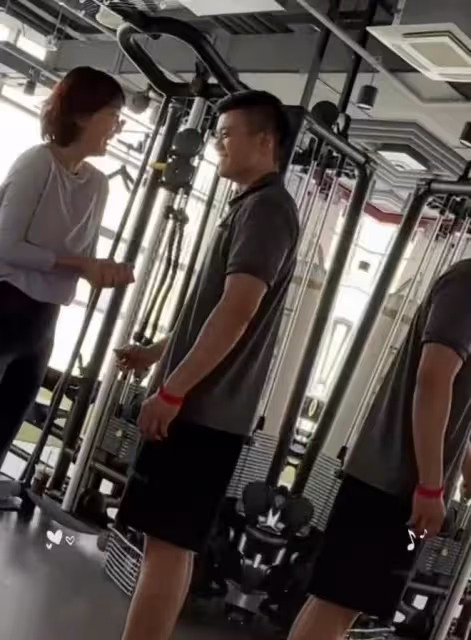 50歲牛莉健身房健身,與教練眼神曖昧,被男教練摸遍全身引熱議