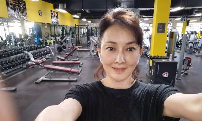 50歲牛莉健身房健身,與教練眼神曖昧,被男教練摸遍全身引熱議