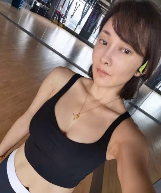 50歲牛莉健身房健身,與教練眼神曖昧,被男教練摸遍全身引熱議