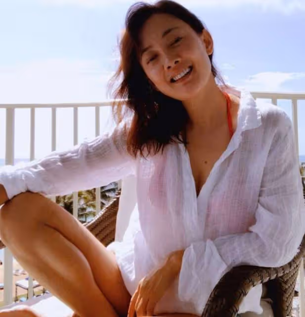 50歲牛莉健身房健身,與教練眼神曖昧,被男教練摸遍全身引熱議