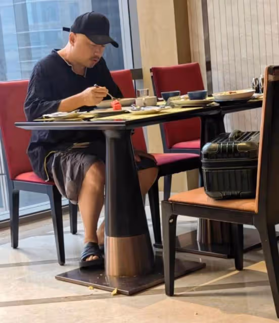 吉隆坡偶遇徐崢翟天臨,徐崢穿拖鞋打扮低調,近照消瘦酷似沈騰