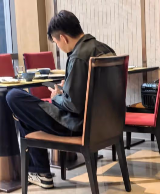 吉隆坡偶遇徐崢翟天臨,徐崢穿拖鞋打扮低調,近照消瘦酷似沈騰