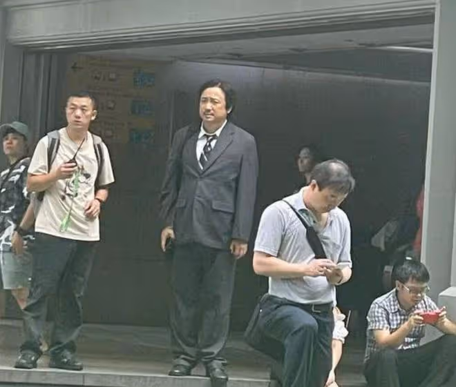 吉隆坡偶遇徐崢翟天臨,徐崢穿拖鞋打扮低調,近照消瘦酷似沈騰