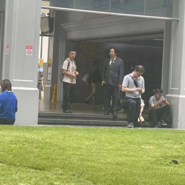 吉隆坡偶遇徐崢翟天臨,徐崢穿拖鞋打扮低調,近照消瘦酷似沈騰