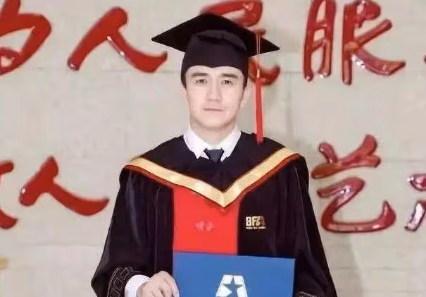 吉隆坡偶遇徐崢翟天臨,徐崢穿拖鞋打扮低調,近照消瘦酷似沈騰