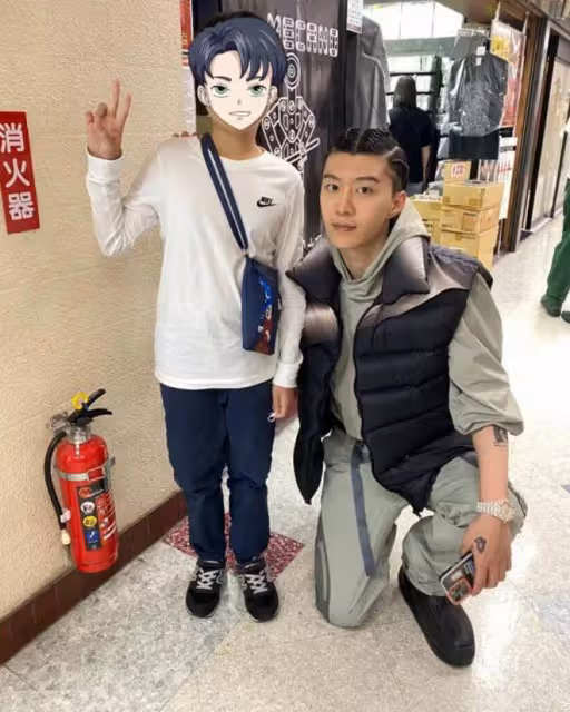范丞丞現身東京被偶遇，髒辮造型遭吐槽，五官普通被指像素人