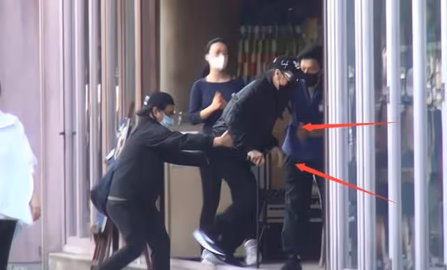 85歲謝賢晚年生活曝光!逛商場全靠「拐杖」支撐,中途腳滑差點摔倒:讓人心酸。