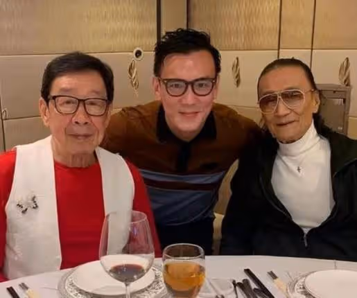 85歲謝賢晚年生活曝光!逛商場全靠「拐杖」支撐,中途腳滑差點摔倒:讓人心酸。