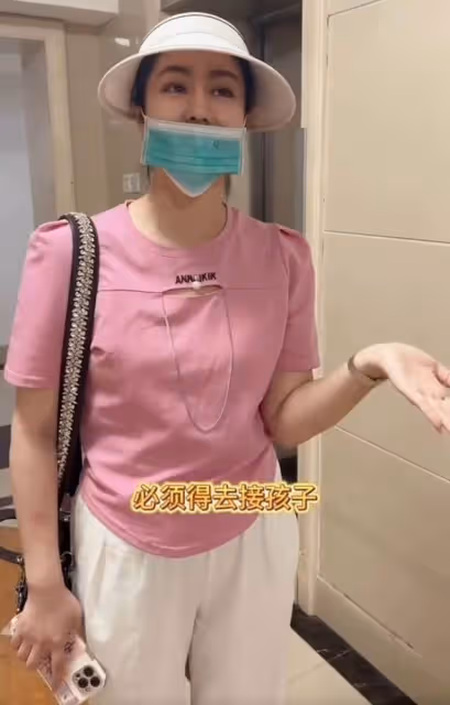 畢暢開保時捷接娃放學,穿千元T恤,收母親節禮物眼睛眯成一條縫