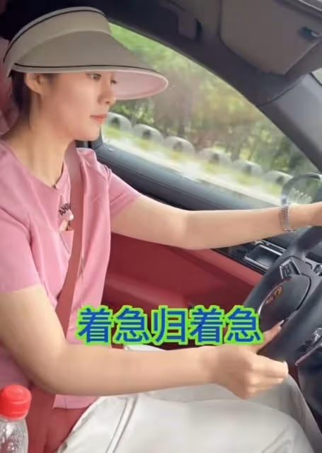 畢暢開保時捷接娃放學,穿千元T恤,收母親節禮物眼睛眯成一條縫