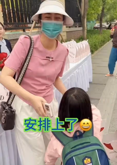 畢暢開保時捷接娃放學,穿千元T恤,收母親節禮物眼睛眯成一條縫