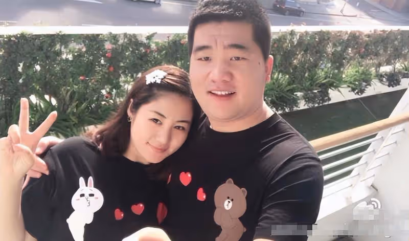 畢暢開保時捷接娃放學,穿千元T恤,收母親節禮物眼睛眯成一條縫