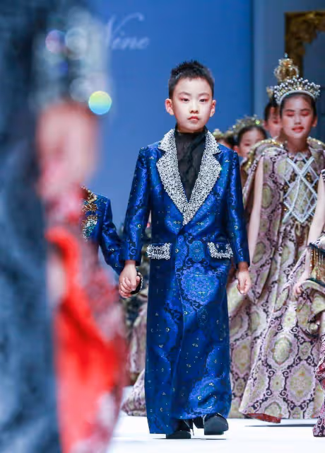 于震倆兒子合體走T台！穿西裝配皮鞋帥成童模，五官比爸高太多