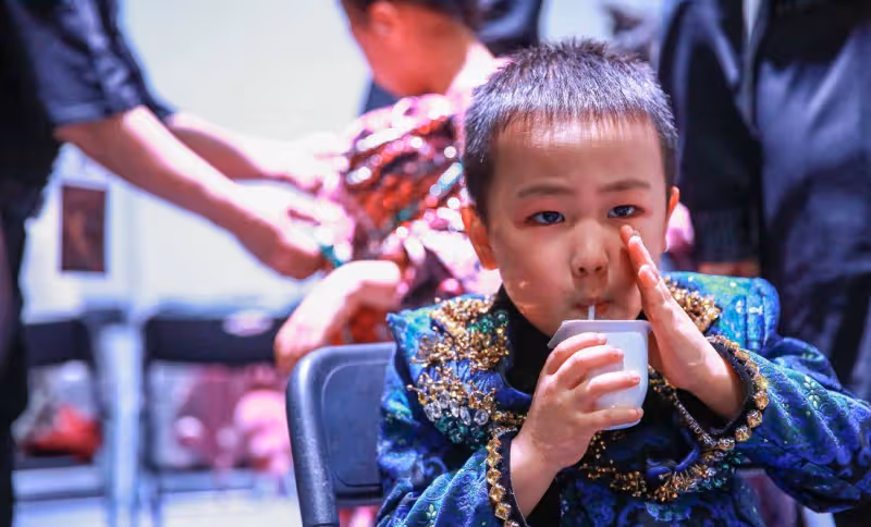 于震倆兒子合體走T台！穿西裝配皮鞋帥成童模，五官比爸高太多