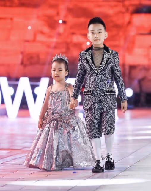 于震倆兒子合體走T台！穿西裝配皮鞋帥成童模，五官比爸高太多