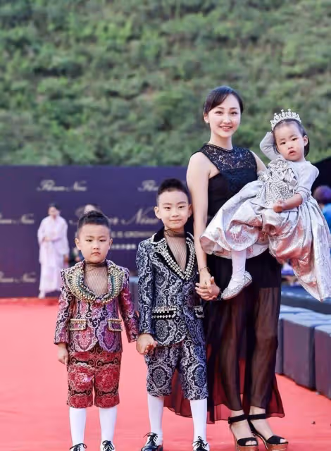 于震倆兒子合體走T台！穿西裝配皮鞋帥成童模，五官比爸高太多