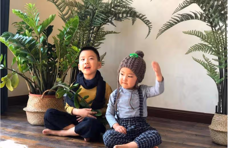 于震倆兒子合體走T台！穿西裝配皮鞋帥成童模，五官比爸高太多