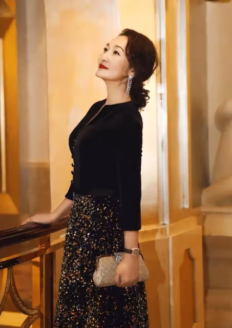 騰格爾前妻年紀是大了點，但穿亮片裙身材依然曼妙，61歲精緻高級